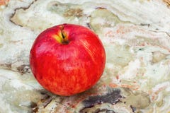 Apple rojo en el mármol fotografía de archivo Apple rojo en el mármol fotografía de archivo