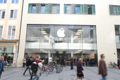 Apple Store em Munich com clientes imagens de stock Apple Store em Munich com clientes imagens de stock