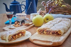 Apple-strudel met noten, rozijnen, kaneel en gepoederde suiker Eigengemaakte appelstrudel met verse appelen De stijlappel van het stock foto Apple-strudel met noten, rozijnen, kaneel en gepoederde suiker Eigengemaakte appelstrudel met verse appelen De stijlappel van het stock foto