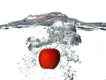 Apple vermelho que cai na água fresca isolada em Backgro branco imagens de stock Apple vermelho que cai na água fresca isolada em Backgro branco imagens de stock