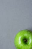 Apple vert mûr sur Grey Stone Background Tabletop Récolte plate Autumn Fall Gratefulness de thanksgiving de vue supérieure de con images stock Apple vert mûr sur Grey Stone Background Tabletop Récolte plate Autumn Fall Gratefulness de thanksgiving de vue supérieure de con images stock