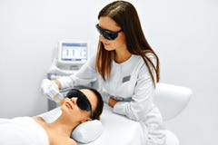 applicera genomskinlig fernissa för omsorgshud Framsidaskönhetbehandling IPL Fotoansiktsbehandlingterapi ansel royaltyfria bilder applicera genomskinlig fernissa för omsorgshud Framsidaskönhetbehandling IPL Fotoansiktsbehandlingterapi ansel royaltyfria bilder
