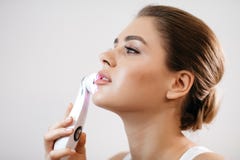 applicera genomskinlig fernissa för omsorgshud Sidostående av den charmiga sunda nya kvinnan med naturligt smink genom att använd arkivfoton applicera genomskinlig fernissa för omsorgshud Sidostående av den charmiga sunda nya kvinnan med naturligt smink genom att använd arkivfoton