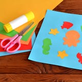 Applique de papel con los animales y los pescados de mar Lección del arte en guardería Animales de mar de papel - pulpo, pescado, fotografía de archivo libre de regalías Applique de papel con los animales y los pescados de mar Lección del arte en guardería Animales de mar de papel - pulpo, pescado, fotografía de archivo libre de regalías