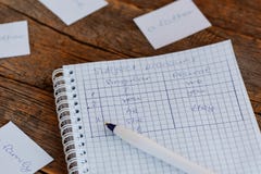 Apprendimento della grammatica inglese Un taccuino, una penna, carte di carta con le parole inglesi su una tavola di legno Studio fotografia stock Apprendimento della grammatica inglese Un taccuino, una penna, carte di carta con le parole inglesi su una tavola di legno Studio fotografia stock