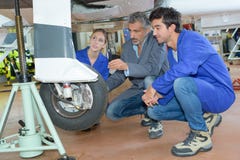 Apprendista ed insegnante di elettronica aeronautica fotografia stock Apprendista ed insegnante di elettronica aeronautica fotografia stock