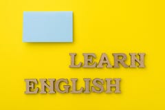 Apprenez l'anglais, avec le fond jaune image stock Apprenez l'anglais, avec le fond jaune image stock