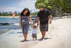 Apprentissage pour marcher sur la plage image stock Apprentissage pour marcher sur la plage image stock