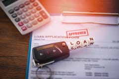 Approvazione di prestito - modulo di domanda finanziario di prestito per il prestatore e mutuatario per l'automobile con la chiav immagini stock Approvazione di prestito - modulo di domanda finanziario di prestito per il prestatore e mutuatario per l'automobile con la chiav immagini stock