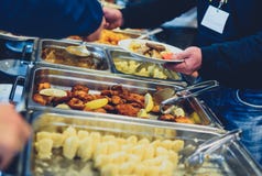 Approvvigionamento culinario della cena del buffet di cucina che pranza celebrazione dell'alimento fotografie stock libere da diritti Approvvigionamento culinario della cena del buffet di cucina che pranza celebrazione dell'alimento fotografie stock libere da diritti