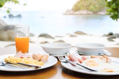 Apprécier le petit déjeuner près du concept tropical d'été de mer photographie stock Apprécier le petit déjeuner près du concept tropical d'été de mer photographie stock