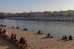 Apprécier le soleil d'hiver le long des banques du Guadalquivir en Séville photographie stock Apprécier le soleil d'hiver le long des banques du Guadalquivir en Séville photographie stock