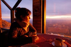 Apprécier un café sur une montagne images libres de droits Apprécier un café sur une montagne images libres de droits