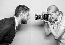 Apreciando a sess?o da sess?o fotogr?fica Modelo masculino de tiro do fot?grafo no est?dio Mulher bonita que usa a c?mera profiss imagens de stock Apreciando a sess?o da sess?o fotogr?fica Modelo masculino de tiro do fot?grafo no est?dio Mulher bonita que usa a c?mera profiss imagens de stock