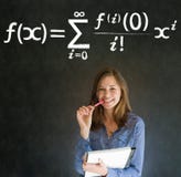 Aprenda al profesor de la matemáticas o de matemáticas con el fondo de la tiza foto de archivo Aprenda al profesor de la matemáticas o de matemáticas con el fondo de la tiza foto de archivo