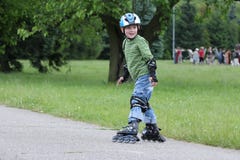 Aprendizaje montar en rollerblades imagenes de archivo Aprendizaje montar en rollerblades imagenes de archivo