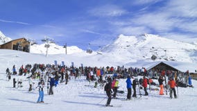 Apres-Skistange in den französischen Alpen voll von Skifahrern und von Snowboardern stockfotografie Apres-Skistange in den französischen Alpen voll von Skifahrern und von Snowboardern stockfotografie