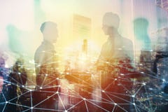 Apretón de manos del empresario dos en oficina con efecto de la red Concepto de sociedad y de trabajo en equipo imagen de archivo Apretón de manos del empresario dos en oficina con efecto de la red Concepto de sociedad y de trabajo en equipo imagen de archivo