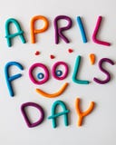 April Fools Day-uitdrukking van plasticine kleurrijke brieven wordt gemaakt op achtergrond die royalty-vrije stock foto April Fools Day-uitdrukking van plasticine kleurrijke brieven wordt gemaakt op achtergrond die royalty-vrije stock foto