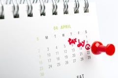 April-Steuertag oben geschrieben und in einen Kalender, Abschluss festgesteckt lizenzfreies stockbild April-Steuertag oben geschrieben und in einen Kalender, Abschluss festgesteckt lizenzfreies stockbild