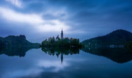 26 april 2019, tapte meer Slovenië af: het vroege ochtend bewolkte landschap van Meer tapte af royalty-vrije stock afbeeldingen 26 april 2019, tapte meer Slovenië af: het vroege ochtend bewolkte landschap van Meer tapte af royalty-vrije stock afbeeldingen