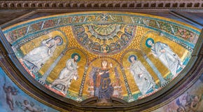 Apse με το χρυσό μωσαϊκό στην εκκλησία Santa Francesca Romana, στη Ρώμη, Ιταλία στοκ φωτογραφία με δικαίωμα ελεύθερης χρήσης Apse με το χρυσό μωσαϊκό στην εκκλησία Santa Francesca Romana, στη Ρώμη, Ιταλία στοκ φωτογραφία με δικαίωμα ελεύθερης χρήσης