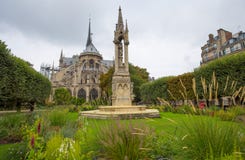 Apse της Παναγίας των Παρισίων και του fontaine de Λα Vierge Λα από το τετράγωνο Jean-ΧΧΙΙΙ Γαλλία Παρίσι στοκ φωτογραφία Apse της Παναγίας των Παρισίων και του fontaine de Λα Vierge Λα από το τετράγωνο Jean-ΧΧΙΙΙ Γαλλία Παρίσι στοκ φωτογραφία