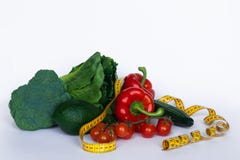 Aptidão e conceito saudável da dieta de alimento Dieta equilibrada com vegetais Vegetais verdes frescos, fita de medição no fundo imagem de stock royalty free Aptidão e conceito saudável da dieta de alimento Dieta equilibrada com vegetais Vegetais verdes frescos, fita de medição no fundo imagem de stock royalty free