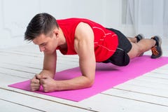 Aptidão que treina o homem desportivo atlético que faz a prancha foto de stock Aptidão que treina o homem desportivo atlético que faz a prancha foto de stock