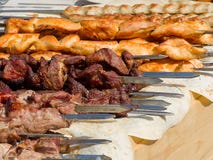 Aptitretande läckert stekt kött på ett grillfestgaller utomhus Arkivbild Aptitretande läckert stekt kött på ett grillfestgaller utomhus Arkivbild