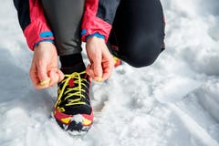 Aptitud, deportes, gente, y concepto de la forma de vida - cercano para arriba de una mujer deportiva joven que ata cordones al a imágenes de archivo libres de regalías Aptitud, deportes, gente, y concepto de la forma de vida - cercano para arriba de una mujer deportiva joven que ata cordones al a imágenes de archivo libres de regalías