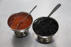 Apéritif de caviar sur une table en métal de cuisine de restaurant Sele Image libre de droits Apéritif de caviar sur une table en métal de cuisine de restaurant Sele Image libre de droits