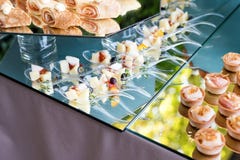 Apéritifs, repas sur le pouce, nourriture de partie, glisseurs Canape, tapas Table servie au café de terrasse d'été Service de re photos libres de droits Apéritifs, repas sur le pouce, nourriture de partie, glisseurs Canape, tapas Table servie au café de terrasse d'été Service de re photos libres de droits