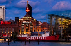 Aquarium de Baltimore, centrale électrique, et bateau-phare de chesapeake pendant le crépuscule, au port intérieur à Baltimore, le image stock Aquarium de Baltimore, centrale électrique, et bateau-phare de chesapeake pendant le crépuscule, au port intérieur à Baltimore, le image stock