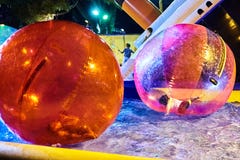 Aquazorbing Jonge geitjes met raad het zorbing in het zwembad stock fotografie Aquazorbing Jonge geitjes met raad het zorbing in het zwembad stock fotografie
