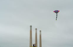 Aquiloni variopinti nel cielo fotografie stock libere da diritti Aquiloni variopinti nel cielo fotografie stock libere da diritti