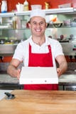 ¡Aquí está la pizza que usted pidió! fotos de archivo libres de regalías ¡Aquí está la pizza que usted pidió! fotos de archivo libres de regalías