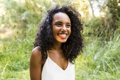 Ar livre do retrato de um smili afro-americano novo bonito da mulher imagens de stock Ar livre do retrato de um smili afro-americano novo bonito da mulher imagens de stock