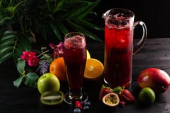 Ar?ndano de la limonada - zarzamora en un jarro y un vidrio y una fruta foto de archivo Ar?ndano de la limonada - zarzamora en un jarro y un vidrio y una fruta foto de archivo