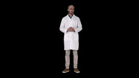 Arab lekarki mężczyzna opowiada coś i przedstawia w medycznym żakiecie z ręką, Alfa kanał zbiory wideo Arab lekarki mężczyzna opowiada coś i przedstawia w medycznym żakiecie z ręką, Alfa kanał zbiory wideo