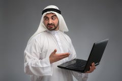 Araber, der mit Laptop arbeitet Lizenzfreies Stockfoto Araber, der mit Laptop arbeitet Lizenzfreies Stockfoto