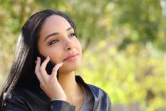 Arabische Geschäftsfrau am Handy in einem Park stockbild Arabische Geschäftsfrau am Handy in einem Park stockbild