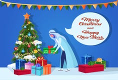 Arabischer Mann, der Geschenkbox unter der Konzeptschwätzchen-Blase der frohen Weihnachten des Tannenbaumguten rutsch ins neue ja lizenzfreie abbildung Arabischer Mann, der Geschenkbox unter der Konzeptschwätzchen-Blase der frohen Weihnachten des Tannenbaumguten rutsch ins neue ja lizenzfreie abbildung