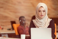 Arabisches Geschäftsfrau tragendes hijab, arbeitend im Startbüro lizenzfreie stockbilder Arabisches Geschäftsfrau tragendes hijab, arbeitend im Startbüro lizenzfreie stockbilder