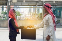 Arabisk affärsman och affärskvinnainnehavpåse arkivbilder Arabisk affärsman och affärskvinnainnehavpåse arkivbilder