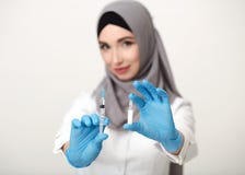 Arabisk injektionsspruta och medicin för kvinnadoktorsinnehav royaltyfri bild Arabisk injektionsspruta och medicin för kvinnadoktorsinnehav royaltyfri bild