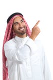 Arabisk saudiertillskyndareman som framlägger att peka på sidan fotografering för bildbyråer Arabisk saudiertillskyndareman som framlägger att peka på sidan fotografering för bildbyråer