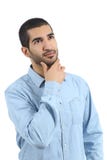 Arabisk tillfällig man som över tänker och ser royaltyfri foto Arabisk tillfällig man som över tänker och ser royaltyfri foto
