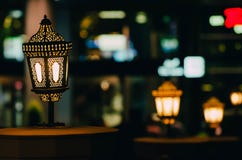 Arabiska gatalyktor exponerar i nattstaden av Dubai i Förenadeen Arabemiraten fotografering för bildbyråer Arabiska gatalyktor exponerar i nattstaden av Dubai i Förenadeen Arabemiraten fotografering för bildbyråer