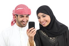 Arabiska par som delar socialt massmedia på den smarta telefonen arkivbilder Arabiska par som delar socialt massmedia på den smarta telefonen arkivbilder